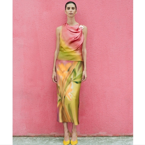 Zara Tops - ZARA SATIN EFFECT PRINT TOP SIZE XS